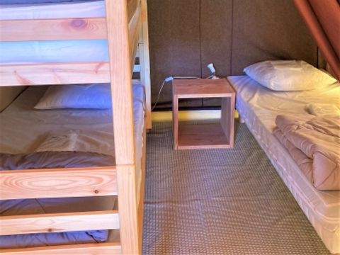 Tente en toile et en bois 5 personnes - Tente Pilotis 2 chambres. Arrivée 16h Départ 10h. Max