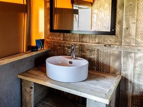 TENTE 6 personnes - Tente Safari Lodge | 3 Ch. | 6 Pers. | Terrasse surélevée | 1 SDB | Clim.