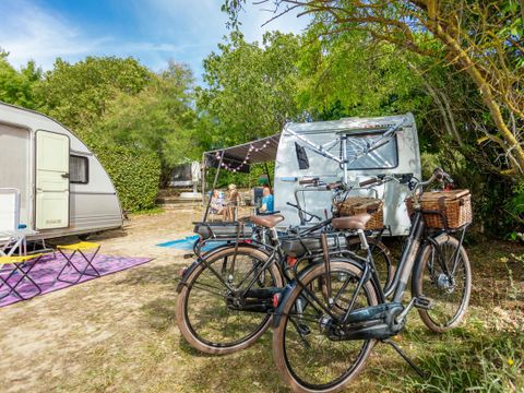 Emplacement - Forfait: Emplacement 1 voiture + tente ou caravane + Electricité 10A