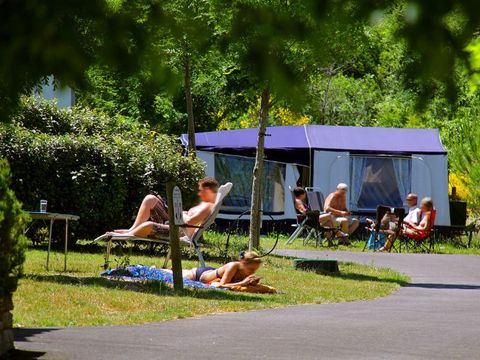 Emplacement - Forfait: Emplacement 1 voiture + tente ou caravane + Electricité 10A