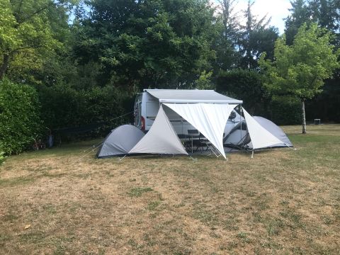 Emplacement - Forfait Pré-équipé (1 emplacement / 1 espace repas / 1 voiture / électricité 10A)