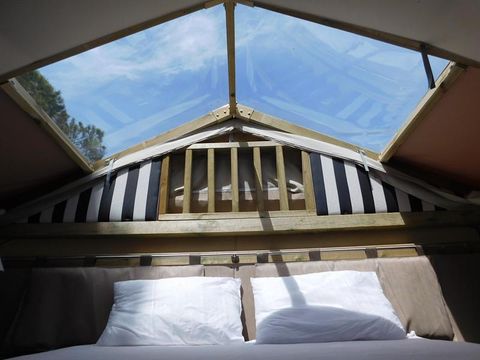 Tente en toile et en bois 2 personnes - MINI LODGE TENT (sans sanitaire) équipée d'un petit réfrigérateur