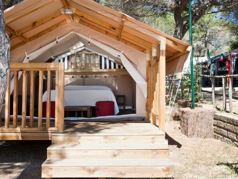 Tente en toile et en bois 2 personnes - MINI LODGE TENT (sans sanitaire) équipée d'un petit réfrigérateur