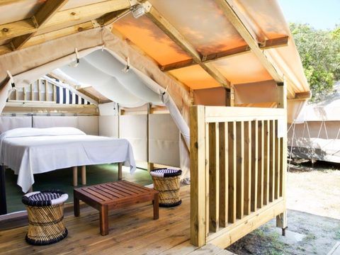 Tente en toile et en bois 2 personnes - MINI LODGE TENT (sans sanitaire) équipée d'un petit réfrigérateur