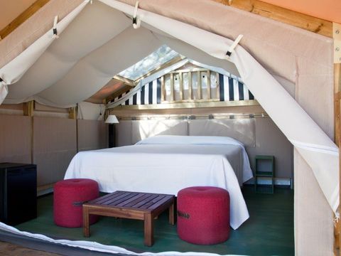 Tente en toile et en bois 2 personnes - MINI LODGE TENT (sans sanitaire) équipée d'un petit réfrigérateur