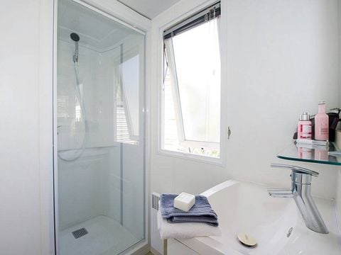 MOBILHOME 6 personnes - Mobil-home Homair Vacances au camping Domaine de Miremer | Comfort | 3 Ch. | 6 Pers. | Terrasse surélevée | Clim.