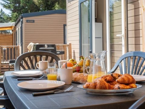MOBILHOME 6 personnes - Mobil-home Homair Vacances au camping Domaine de Miremer | Comfort | 3 Ch. | 6 Pers. | Terrasse surélevée | Clim.