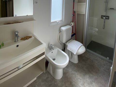 MOBILHOME 4 personnes - Superior (seaside area - bathroom italian style)