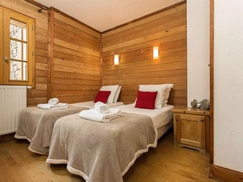 Madame Vacances - La Résidence Les Chalets de L'Altiport   - Camping Isère - Image N°2