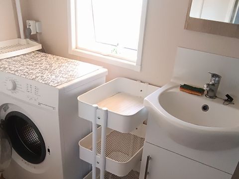 MOBILHOME 5 personnes - 2 chambres - 1 salle d'eau - (Clim, TV, Lave-vaisselle, Lave-linge) - Terrasse fermée couverte - 011