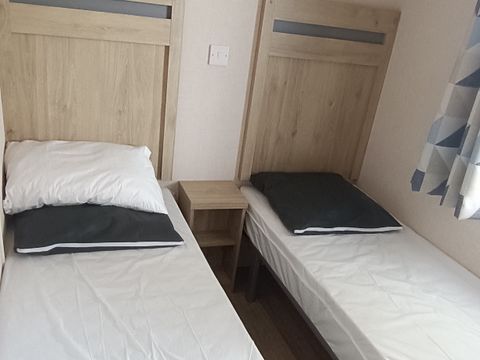 MOBILHOME 5 personnes - 2 chambres - 1 salle d'eau - (Clim, TV, Lave-vaisselle, Lave-linge) - Terrasse fermée couverte - 011