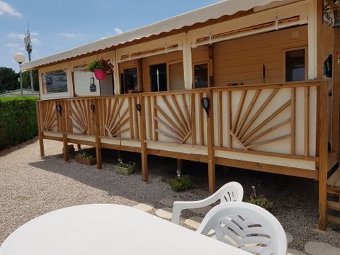 MOBILHOME 5 personnes - 2 chambres - 1 salle d'eau - (Clim, TV, Lave-vaisselle, Lave-linge) - Terrasse fermée couverte - 011