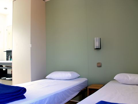MOBILHOME 4 personnes - Cottage 33m² Confort - 2 chambres + Terrasse semi-couverte + TV + 2SDB + Vue Lac 4 pers