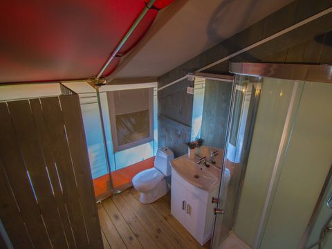 Tente en toile et en bois 5 personnes - Luxury safari tent sanitaire