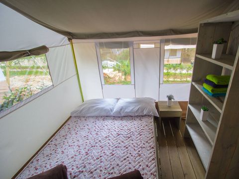Tente en toile et en bois 5 personnes - Luxury safari tent sanitaire