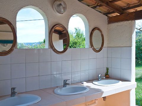 Tente en toile et en bois 5 personnes - ECOLODGE - petit déjeuner, draps et linge inclus - pas decuisine - sanitaire commun