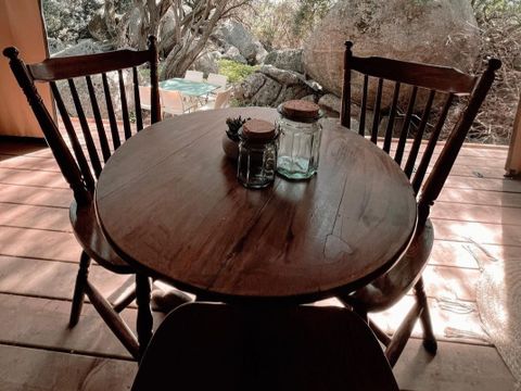 Tente en toile et en bois 5 personnes - ECOLODGE - petit déjeuner, draps et linge inclus - pas decuisine - sanitaire commun