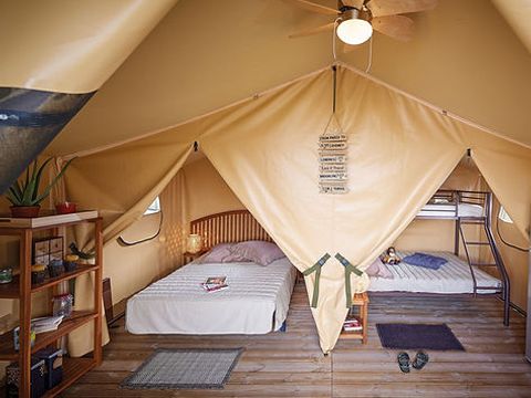 Tente en toile et en bois 5 personnes - ECOLODGE - petit déjeuner, draps et linge inclus - pas decuisine - sanitaire commun