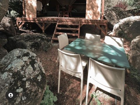 Tente en toile et en bois 5 personnes - ECOLODGE - petit déjeuner, draps et linge inclus - pas decuisine - sanitaire commun