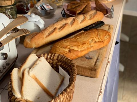 CHALET 4 personnes - GRAND - petit déjeuner, draps et linge inclus - sans cuisine - sanitaires commun