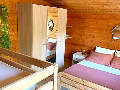 CHALET 4 personnes - GRAND - petit déjeuner, draps et linge inclus - sans cuisine - sanitaires commun