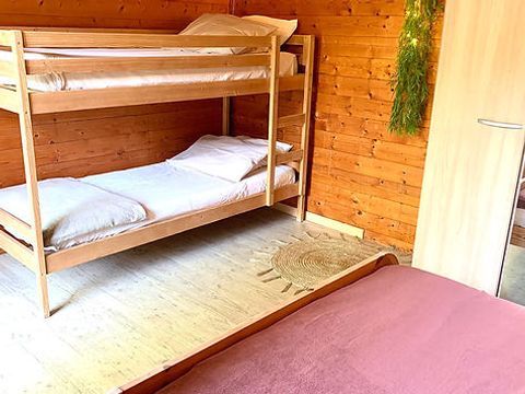 CHALET 4 personnes - GRAND - petit déjeuner, draps et linge inclus - sans cuisine - sanitaires commun