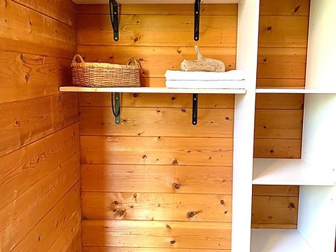 CHALET 2 personnes - PETIT - petit déjeuner, draps et linge inclus - sanitaire communs