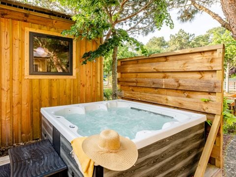 MOBILHOME 6 personnes - Cabane Premium 4 Pièces 6 Personnes Jacuzzi + Climatisé + TV