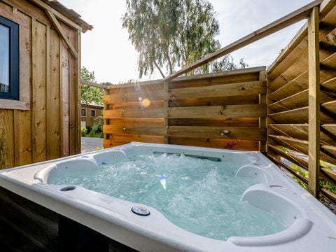 MOBILHOME 6 personnes - Cabane Premium 4 Pièces 6 Personnes Jacuzzi + Climatisé + TV