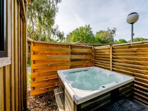 MOBILHOME 6 personnes - Cabane Premium 4 Pièces 6 Personnes Jacuzzi + Climatisé + TV