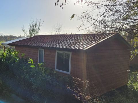 CHALET 4 personnes - Chalet Premium 30m² (2 chambres) + terrasse couverte 12m² + clim + TV + LV 4 pers