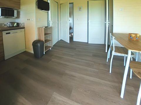 CHALET 4 personnes - Chalet Premium 30m² (2 chambres) + terrasse couverte 12m² + clim + TV + LV 4 pers
