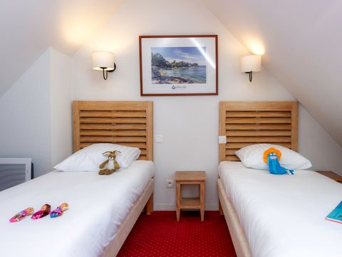 APPARTEMENT 7 personnes - G/295_3 PIECES CABINE 6/7 PERSONNES COTE PISCINE