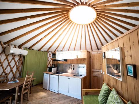 Hébergement 4 personnes - Yourte Petite 3 Pièces 4 Personnes (2 adultes + 2 enfants -12 ans) Climatisée + Jacuzzi