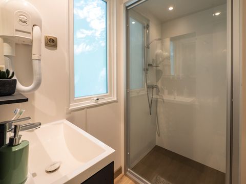 MOBILHOME 5 personnes - Premium Exclusive | 2 Ch. | 5 Pers. | Terrasse surélevée | 2 SDB | Clim. | TV