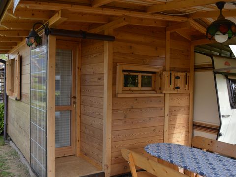 CARAVANE 2 personnes - Avec eau et salle de bain privée (pas de douche)