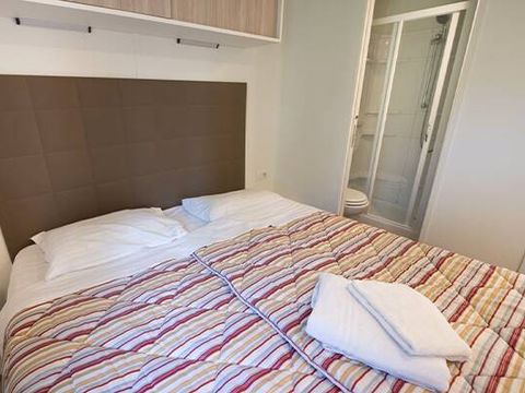 Mobilhome 6 personnes - Mobil-home | Comfort | 3 Ch. | 6 Pers. | Terrasse surélevée | 2 SDB | Clim.