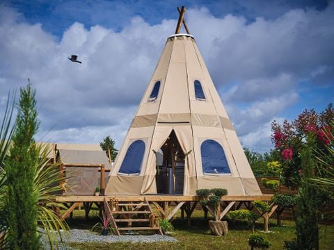 HÉBERGEMENT INSOLITE 4 personnes - Tipi NOMADE - 2 chambres avec sanitaires