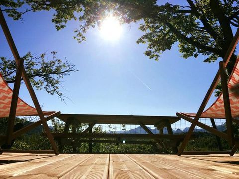 Tente en toile et en bois 6 personnes - Cabane Trappeur surplombant la rivière avec vue sur les montagnes