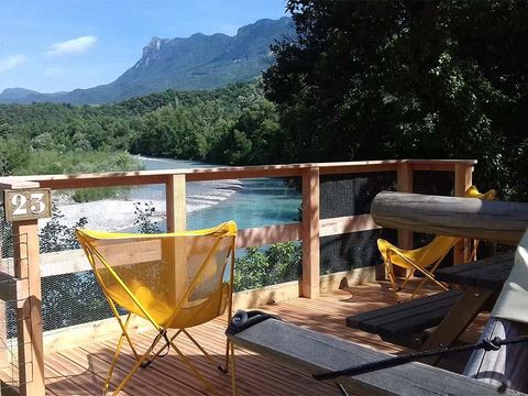 Tente en toile et en bois 6 personnes - Cabane Trappeur surplombant la rivière avec vue sur les montagnes