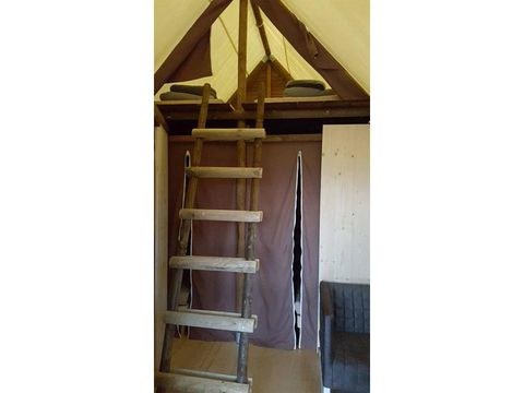 Tente en toile et en bois 6 personnes - Cabane Trappeur surplombant la rivière avec vue sur les montagnes