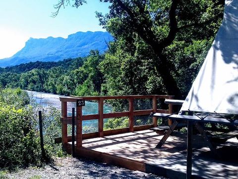 Tente en toile et en bois 6 personnes - Cabane Trappeur surplombant la rivière avec vue sur les montagnes