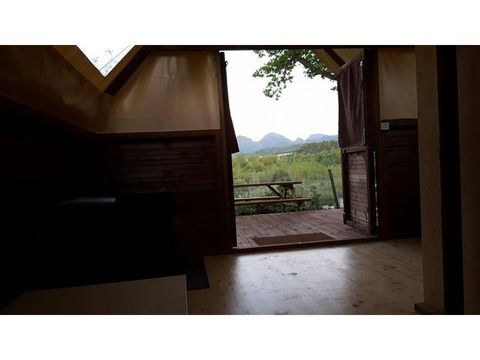 Tente en toile et en bois 6 personnes - Cabane Trappeur surplombant la rivière avec vue sur les montagnes