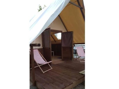 Tente en toile et en bois 6 personnes - Cabane Trappeur surplombant la rivière avec vue sur les montagnes