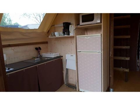 Tente en toile et en bois 6 personnes - Cabane Trappeur surplombant la rivière avec vue sur les montagnes