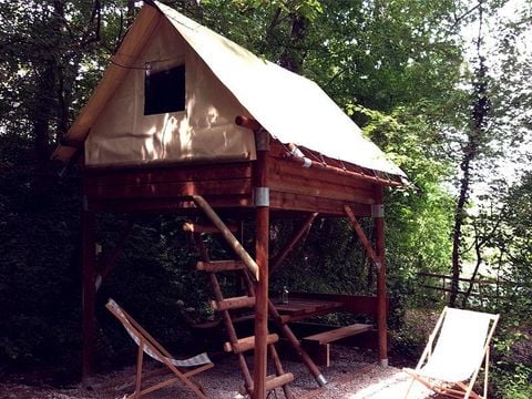 HÉBERGEMENT INSOLITE 2 personnes - Cabane Bivouac sur pilotis sous les arbres