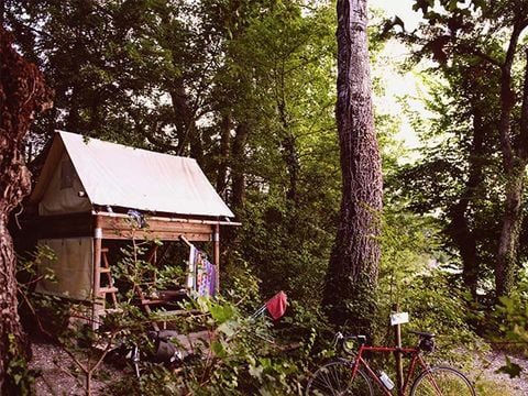 HÉBERGEMENT INSOLITE 2 personnes - Cabane Bivouac sur pilotis sous les arbres