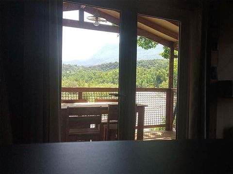 Tente en toile et en bois 5 personnes - Lodge Luxe nature surplombant la rivière avec vue panoramique - Climatisé