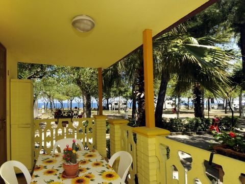 BUNGALOW 4 personnes - En dur - une pièce