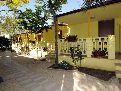 BUNGALOW 4 personnes - En dur - une pièce